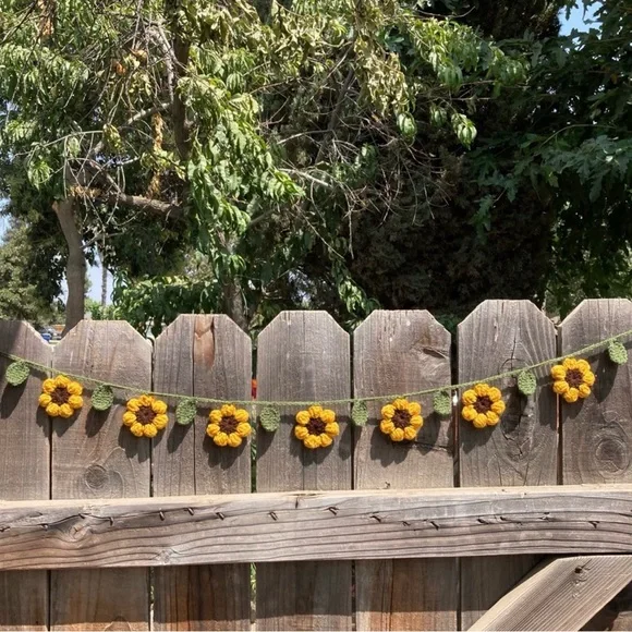 πHPπHandmade Crochet Sunflower Garland - Picture 1 of 5